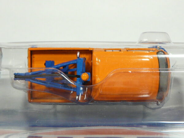 FURGONETA PICKUP DE ASISTENCIA NUEVA EN MINIATURA A ESCALA APROXIMADA 1/64 DE LA SERIE LIMITADA EXCLUSIVE HOBBY. VISTA AEREA.