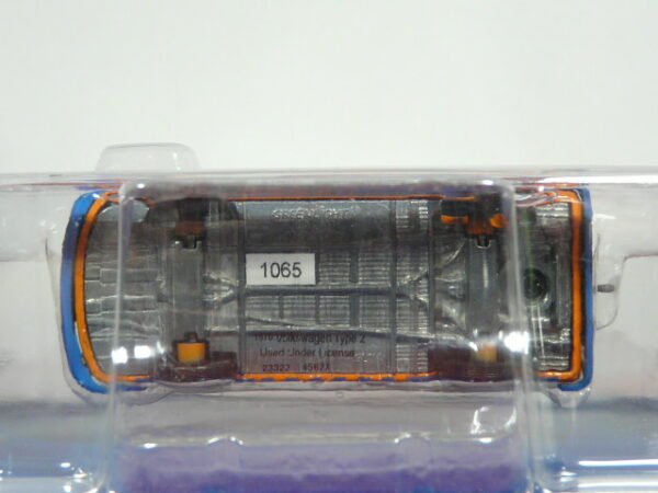 FURGONETA PICKUP DE ASISTENCIA NUEVA EN MINIATURA A ESCALA APROXIMADA 1/64 DE LA SERIE LIMITADA EXCLUSIVE HOBBY. VISTA INFERIOR.