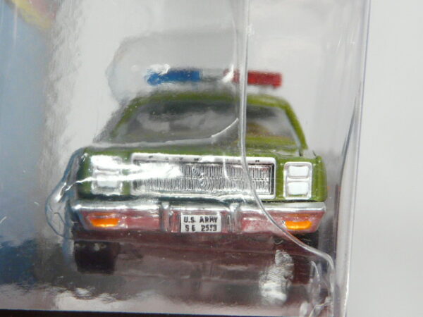COCHE DE LA POLICIA MILITAR NUEVO EN MINIATURA A ESCALA APROXIMADA 1/64. VISTA FRONTAL.