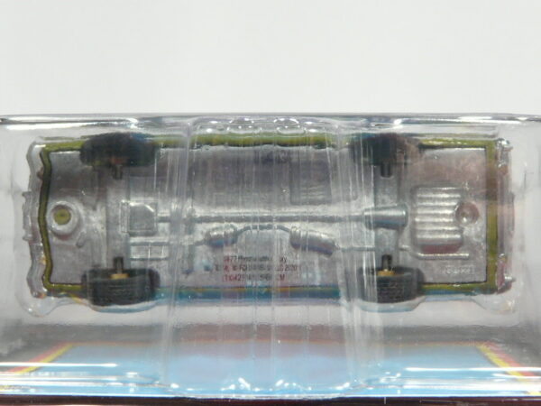 COCHE DE LA POLICIA MILITAR NUEVO EN MINIATURA A ESCALA APROXIMADA 1/64. VISTA INFERIOR.