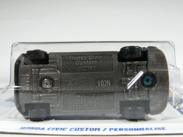 COCHE DEPORTIVO CLASICO CUSTOMIZADO NUEVO EN MINIATURA A ESCALA APROXIMADA 1/64. VISTA INFERIOR.