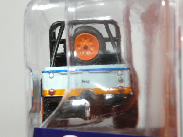 CLÁSICO TODOTERRENO 4X4 NUEVO EN MINIATURA A ESCALA APROXIMADA 1/64 DE LA EDICIÓN ESPECIAL Y LIMITADA DE GULF. VISTA TRASERA.