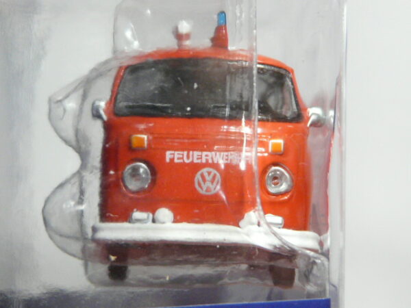 FURGONETA DE BOMBEROS NUEVA EN MINIATURA A ESCALA APROXIMADA 1/64 DE LA SERIE LIMITADA V-DUB. VISTA FRONTAL.