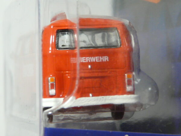 FURGONETA DE BOMBEROS NUEVA EN MINIATURA A ESCALA APROXIMADA 1/64 DE LA SERIE LIMITADA V-DUB. VISTA TRASERA.