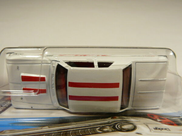 COCHE CLÁSICO FAMILIAR MODIFICADO PARA CARRERAS NUEVO EN MINIATURA A ESCALA APROXIMADA 1/64. VISTA AEREA.