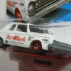 COCHE CLÁSICO FAMILIAR MODIFICADO PARA CARRERAS NUEVO EN MINIATURA A ESCALA APROXIMADA 1/64. VISTA FRONTAL.