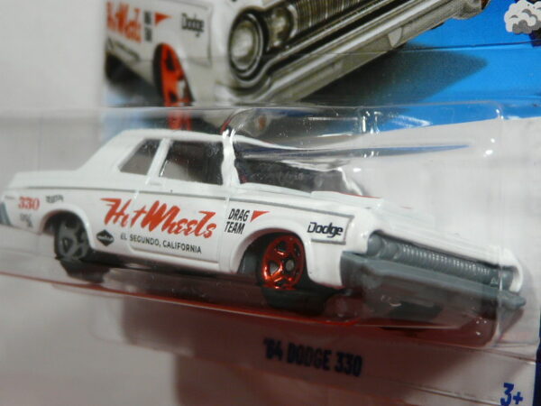 COCHE CLÁSICO FAMILIAR MODIFICADO PARA CARRERAS NUEVO EN MINIATURA A ESCALA APROXIMADA 1/64. VISTA FRONTAL.