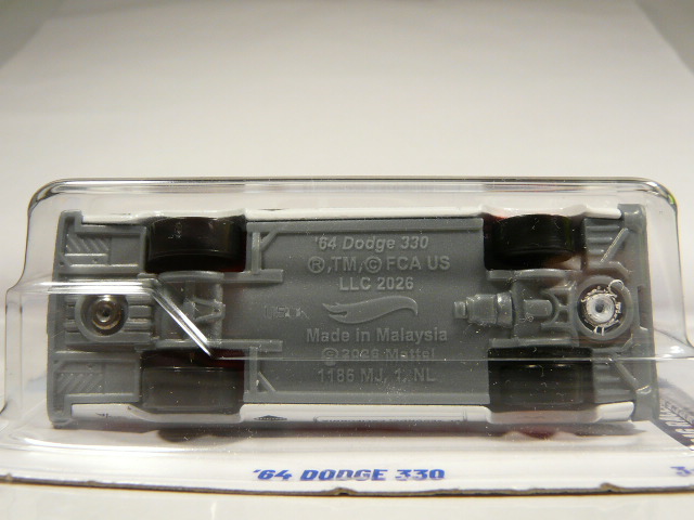COCHE CLÁSICO FAMILIAR MODIFICADO PARA CARRERAS NUEVO EN MINIATURA A ESCALA APROXIMADA 1/64. VISTA INFERIOR.