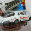 COCHE CLÁSICO FAMILIAR MODIFICADO PARA CARRERAS NUEVO EN MINIATURA A ESCALA APROXIMADA 1/64. VISTA TRASERA.