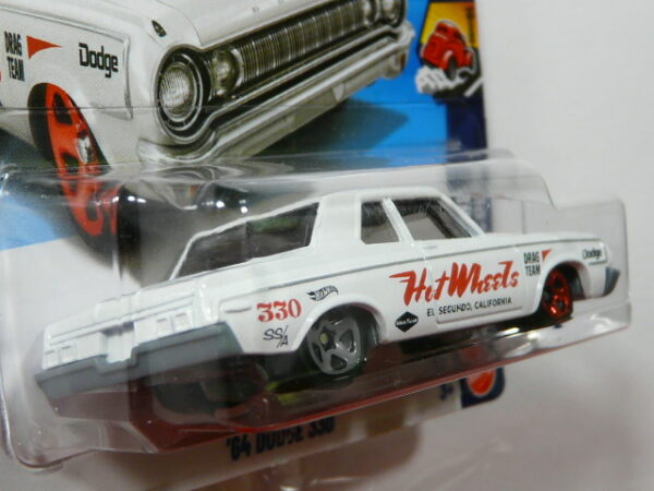 COCHE CLÁSICO FAMILIAR MODIFICADO PARA CARRERAS NUEVO EN MINIATURA A ESCALA APROXIMADA 1/64. VISTA TRASERA.