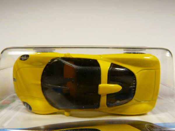 COCHE DEPORTIVO COUPE NUEVO EN MINIATURA A ESCALA APROXIMADA 1/64. VISTA AEREA.