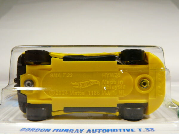 COCHE DEPORTIVO COUPE NUEVO EN MINIATURA A ESCALA APROXIMADA 1/64. VISTA INFERIOR.
