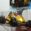VEHICULO DE CARRERAS NUEVO EN MINIATURA TH EDICION LIMITADA A ESCALA APROXIMADA 1/64. VISTA FRONTAL.