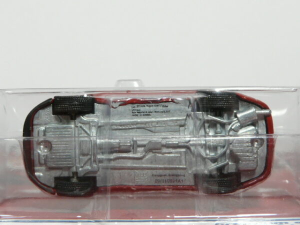 PARA MAYORES DE 14 AÑOS. DEPORTIVO COUPE NUEVO EN MINIATURA A ESCALA APROXIMADA 1/64. VISTA INFERIOR.