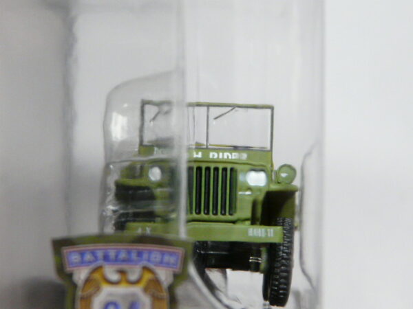 CLÁSICO TODOTERRENO 4X4 NUEVO EN MINIATURA A ESCALA APROXIMADA 1/64 DE LA EDICIÓN ESPECIAL Y LIMITADA DE BATTALIION 64. VISTA FRONTAL.
