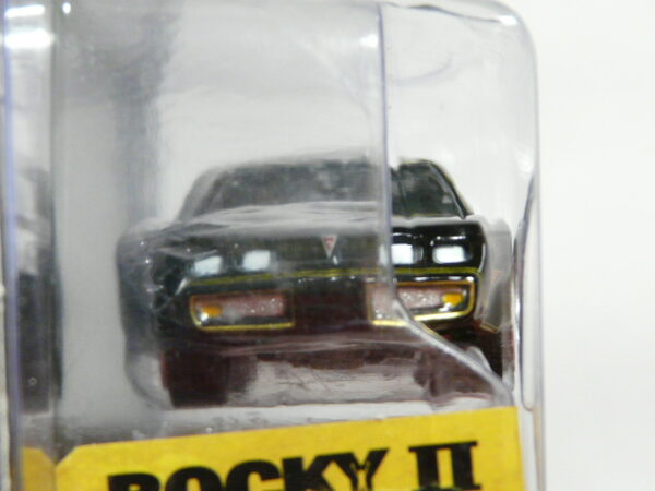 COCHE COUPÉ CLÁSICO NUEVO EN MINIATURA A ESCALA APROXIMADA 1/64 EN SERIE LIMITADA. VISTA FRONTAL.