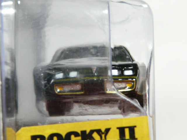 COCHE COUPÉ CLÁSICO NUEVO EN MINIATURA A ESCALA APROXIMADA 1/64 EN SERIE LIMITADA. VISTA FRONTAL.