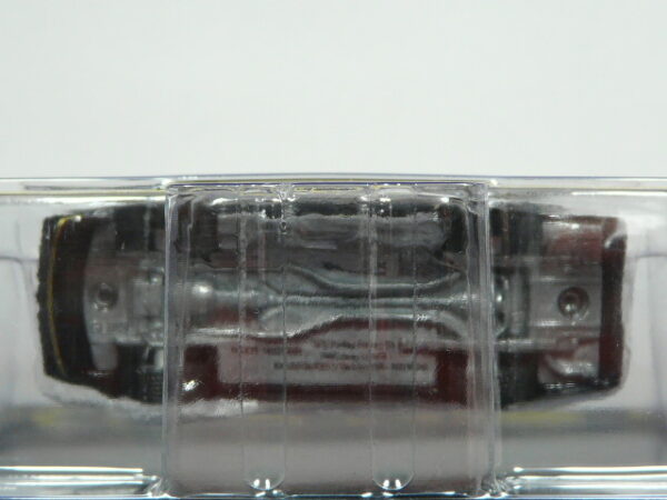 COCHE COUPÉ CLÁSICO NUEVO EN MINIATURA A ESCALA APROXIMADA 1/64 EN SERIE LIMITADA. VISTA INFERIOR.