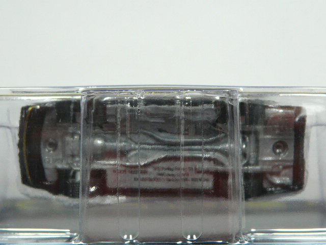 COCHE COUPÉ CLÁSICO NUEVO EN MINIATURA A ESCALA APROXIMADA 1/64 EN SERIE LIMITADA. VISTA INFERIOR.