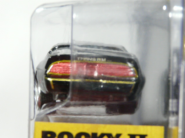 COCHE COUPÉ CLÁSICO NUEVO EN MINIATURA A ESCALA APROXIMADA 1/64 EN SERIE LIMITADA. VISTA TRASERA.