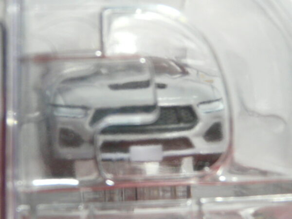 PARA MAYORES DE 14 AÑOS. COCHE PATRULLA NUEVO EN MINIATURA A ESCALA APROXIMADA 1/64. VISTA FRONTAL.