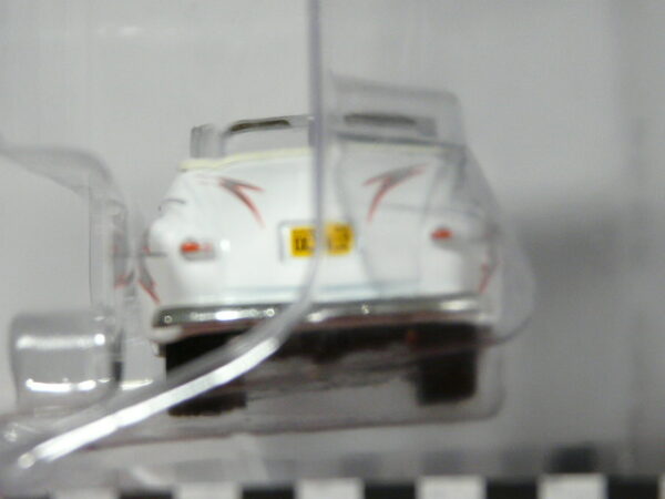 PARA MAYORES DE 14 AÑOS. CABRIO CLASICO NUEVO EN MINIATURA A ESCALA APROXIMADA 1/64 DE LA SERIE LIMITADA HOLLYWOOD.. VISTA TRASERA.