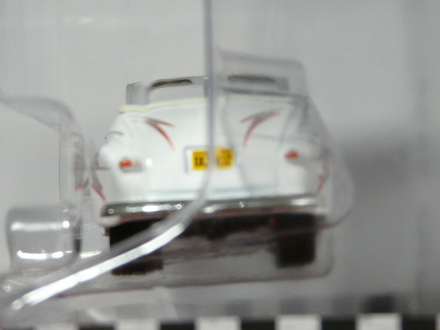 PARA MAYORES DE 14 AÑOS. CABRIO CLASICO NUEVO EN MINIATURA A ESCALA APROXIMADA 1/64 DE LA SERIE LIMITADA HOLLYWOOD.. VISTA TRASERA.
