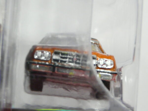 PARA MAYORES DE 14 AÑOS. COUPE CLÁSICO NUEVO EN MINIATURA A ESCALA APROXIMADA 1/64 DE LA SERIE LIMITADA VINTAGE AD CARS. VISTA FRONTAL.