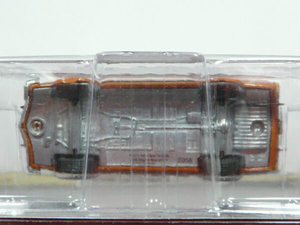 PARA MAYORES DE 14 AÑOS. COUPE CLÁSICO NUEVO EN MINIATURA A ESCALA APROXIMADA 1/64 DE LA SERIE LIMITADA VINTAGE AD CARS. VISTA INFERIOR.