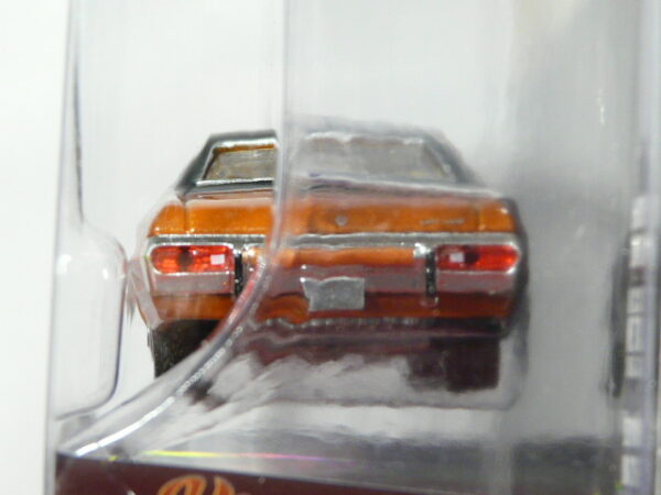 PARA MAYORES DE 14 AÑOS. COUPE CLÁSICO NUEVO EN MINIATURA A ESCALA APROXIMADA 1/64 DE LA SERIE LIMITADA VINTAGE AD CARS. VISTA TRASERA.
