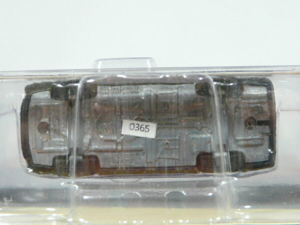 PARA MAYORES DE 14 AÑOS. COUPÉ NUEVO EN MINIATURA A ESCALA APROXIMADA 1/64 DE LA SERIE LIMITADA EXCLUSIVE HOBBY. VISTA INFERIOR.