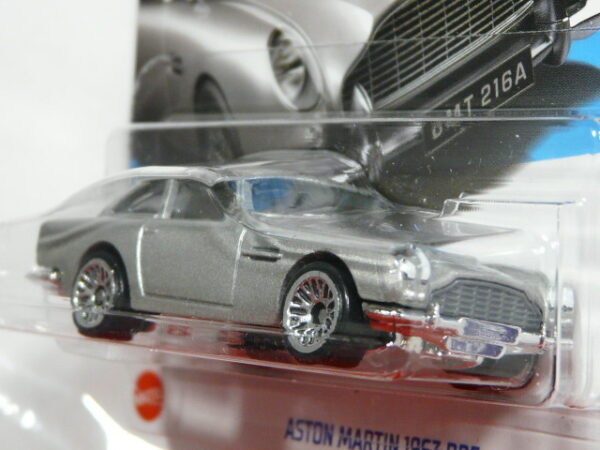 COUPÉ CLÁSICO NUEVO EN MINIATURA A ESCALA APROXIMADA 1/64. VISTA FRONTAL.