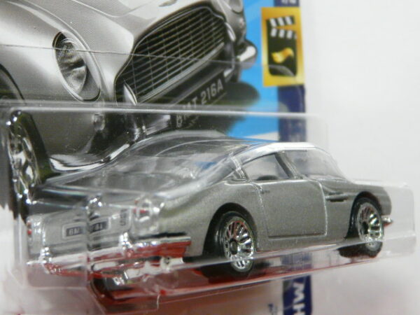 COUPÉ CLÁSICO NUEVO EN MINIATURA A ESCALA APROXIMADA 1/64. VISTA TRASERA.