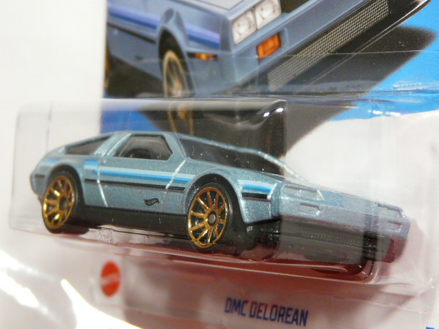 COCHE DEPORTIVO CLASICO NUEVO EN MINIATURA A ESCALA APROXIMADA 1/64. VISTA FRONTAL.