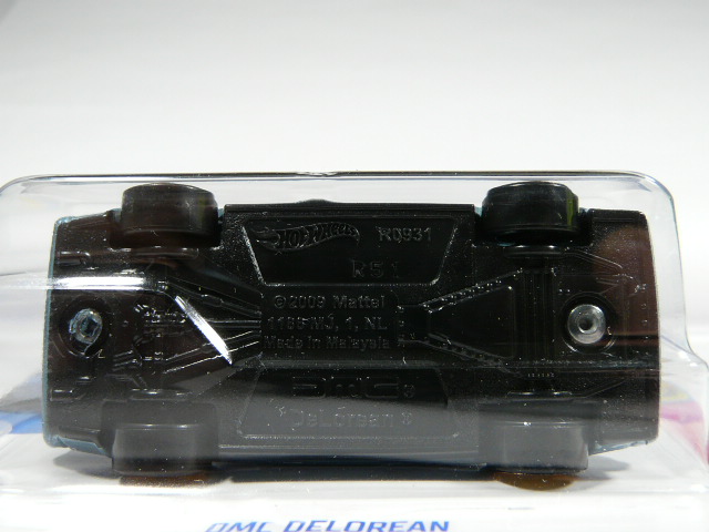 COCHE DEPORTIVO CLASICO NUEVO EN MINIATURA A ESCALA APROXIMADA 1/64. VISTA INFERIOR.