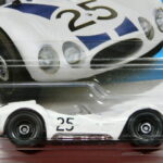 ROADSTER CLÁSICO NUEVO EN MINIATURA A ESCALA APROXIMADA 1/64.