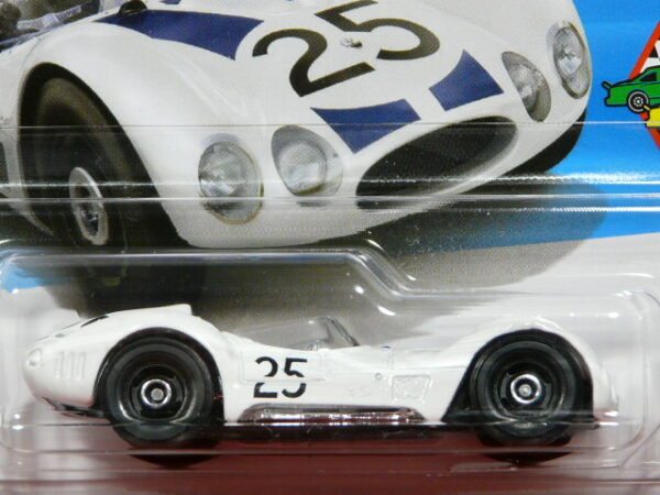 ROADSTER CLÁSICO NUEVO EN MINIATURA A ESCALA APROXIMADA 1/64.