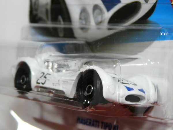 ROADSTER CLÁSICO NUEVO EN MINIATURA A ESCALA APROXIMADA 1/64. VISTA FRONTAL.