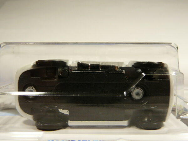 ROADSTER CLÁSICO NUEVO EN MINIATURA A ESCALA APROXIMADA 1/64. VISTA INFERIOR.