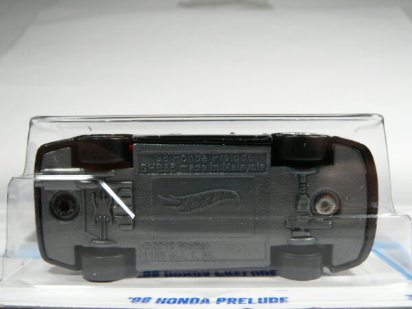 COUPÉ CLÁSICO NUEVO EN MINIATURA A ESCALA APROXIMADA 1/64. VISTA INFERIOR.