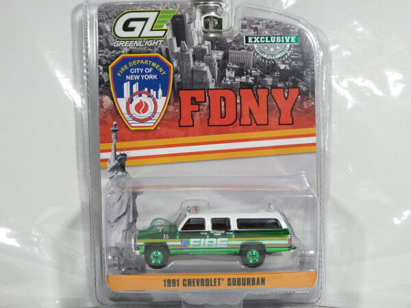 PARA MAYORES DE 14 AÑOS. FURGONETA CLÁSICA DE BOMBEROS NUEVA EN MINIATURA A ESCALA APROXIMADA 1/64 DE LA SERIE LIMITADA EXCLUSIVE HOBBY. VISTA FRONTAL BLISTER.