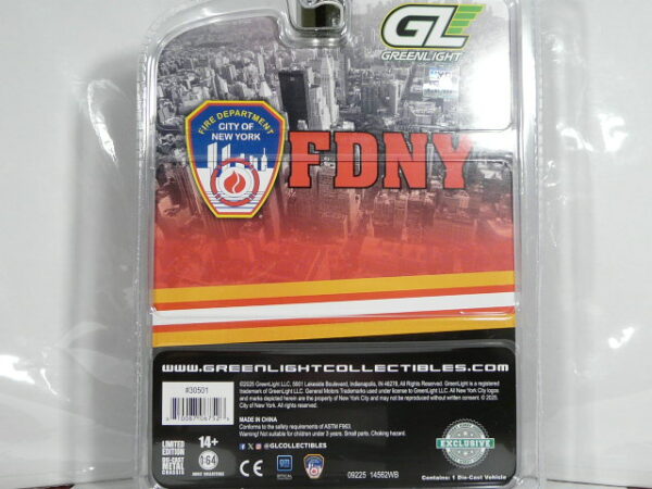 PARA MAYORES DE 14 AÑOS. FURGONETA CLÁSICA DE BOMBEROS NUEVA EN MINIATURA A ESCALA APROXIMADA 1/64 DE LA SERIE LIMITADA EXCLUSIVE HOBBY. VISTA TRASERA BLISTER.