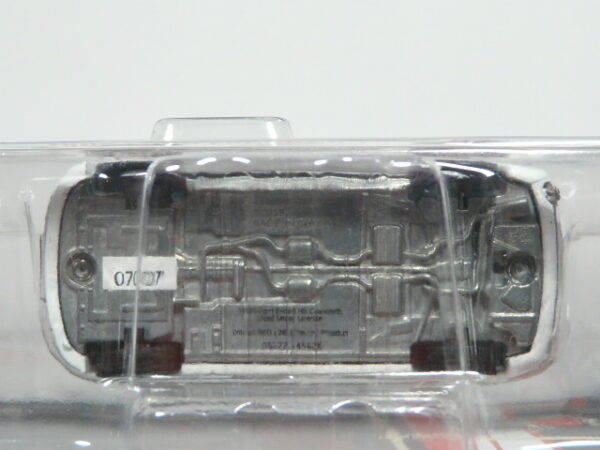 PARA MAYORES DE 14 AÑOS. COUPÉ NUEVO EN MINIATURA A ESCALA APROXIMADA 1/64 DE LA SERIE 14 VERSIÓN RED LINE.VISTA INFERIOR.
