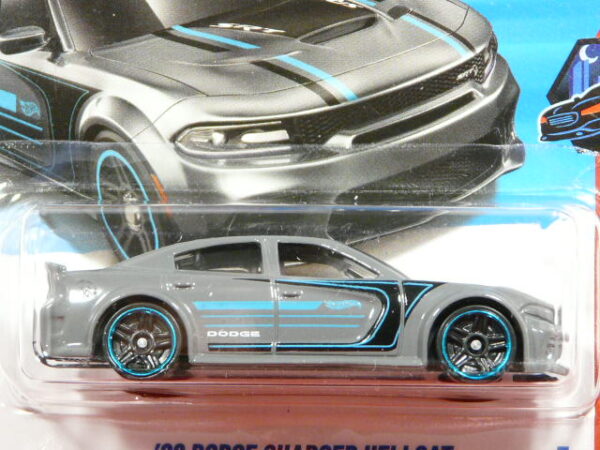 BERLINA DEPORTIVA NUEVA EN MINIATURA A ESCALA APROXIMADA 1/64.