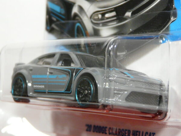 BERLINA DEPORTIVA NUEVA EN MINIATURA A ESCALA APROXIMADA 1/64. VISTA FRONTAL.