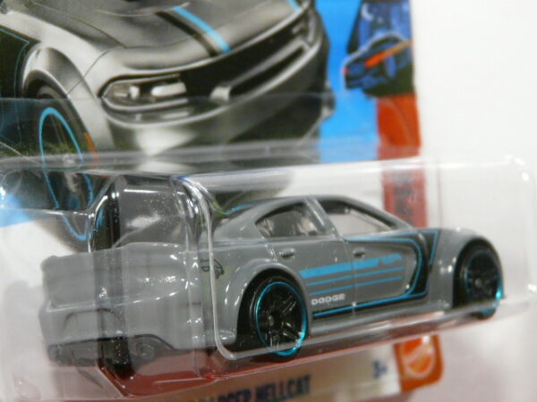 BERLINA DEPORTIVA NUEVA EN MINIATURA A ESCALA APROXIMADA 1/64. VISTA TRASERA.