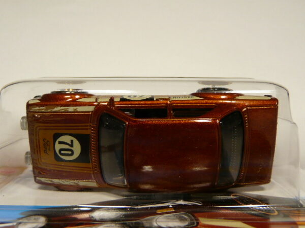 COCHE CLÁSICO DEPORTIVO NUEVO EN MINIATURA A ESCALA APROXIMADA 1/64. VISTA AEREA.