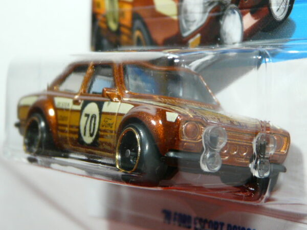 COCHE CLÁSICO DEPORTIVO NUEVO EN MINIATURA A ESCALA APROXIMADA 1/64. VISTA FRONTAL.