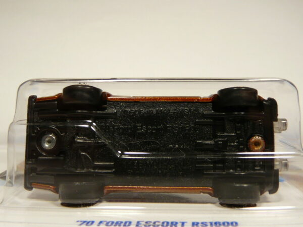 COCHE CLÁSICO DEPORTIVO NUEVO EN MINIATURA A ESCALA APROXIMADA 1/64. VISTA INFERIOR.