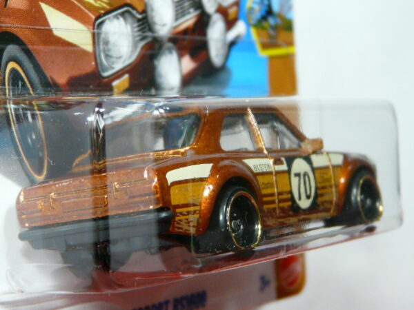 COCHE CLÁSICO DEPORTIVO NUEVO EN MINIATURA A ESCALA APROXIMADA 1/64. VISTA TRASERA.